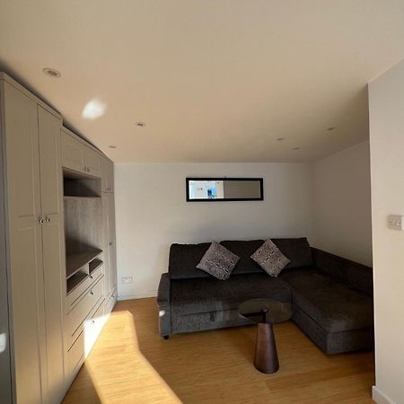 Modern Studio In Greenford, Free Wifi, Parking & Streaming Services Ealing Exterior photo