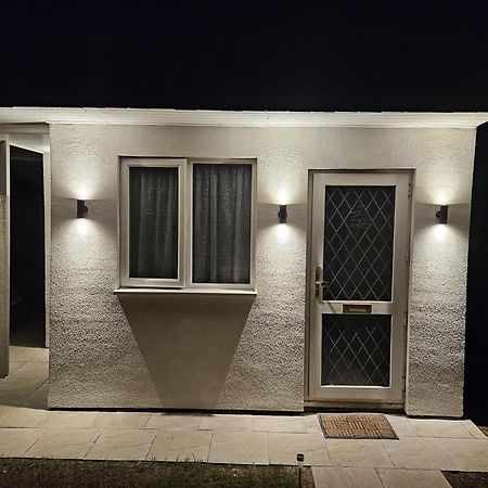 Modern Studio In Greenford, Free Wifi, Parking & Streaming Services Ealing Exterior photo
