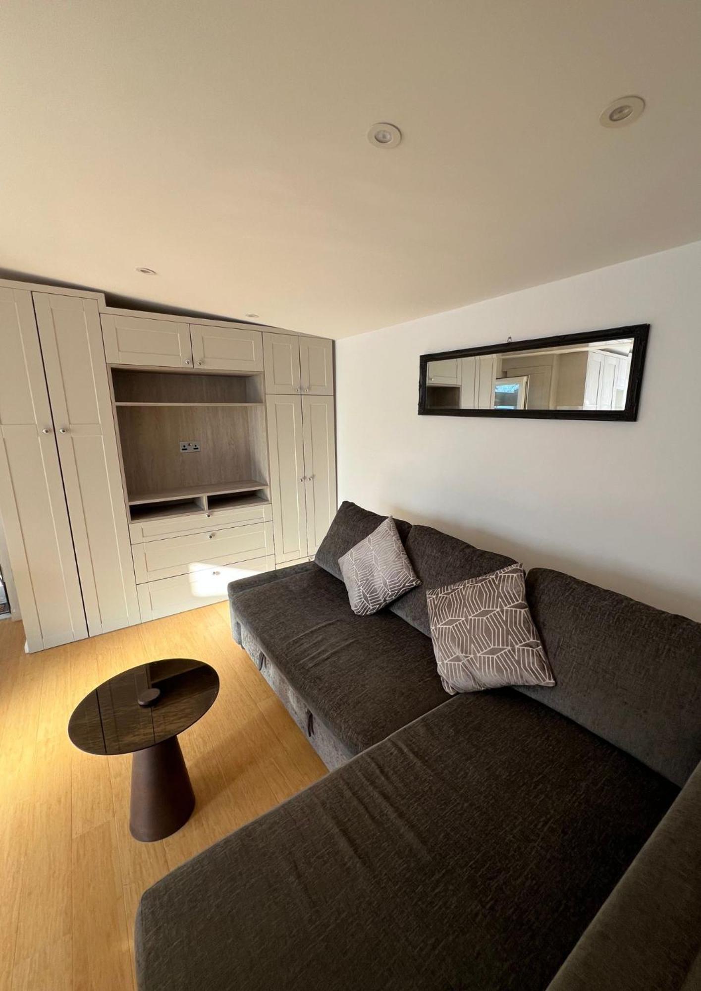 Modern Studio In Greenford, Free Wifi, Parking & Streaming Services Ealing Exterior photo