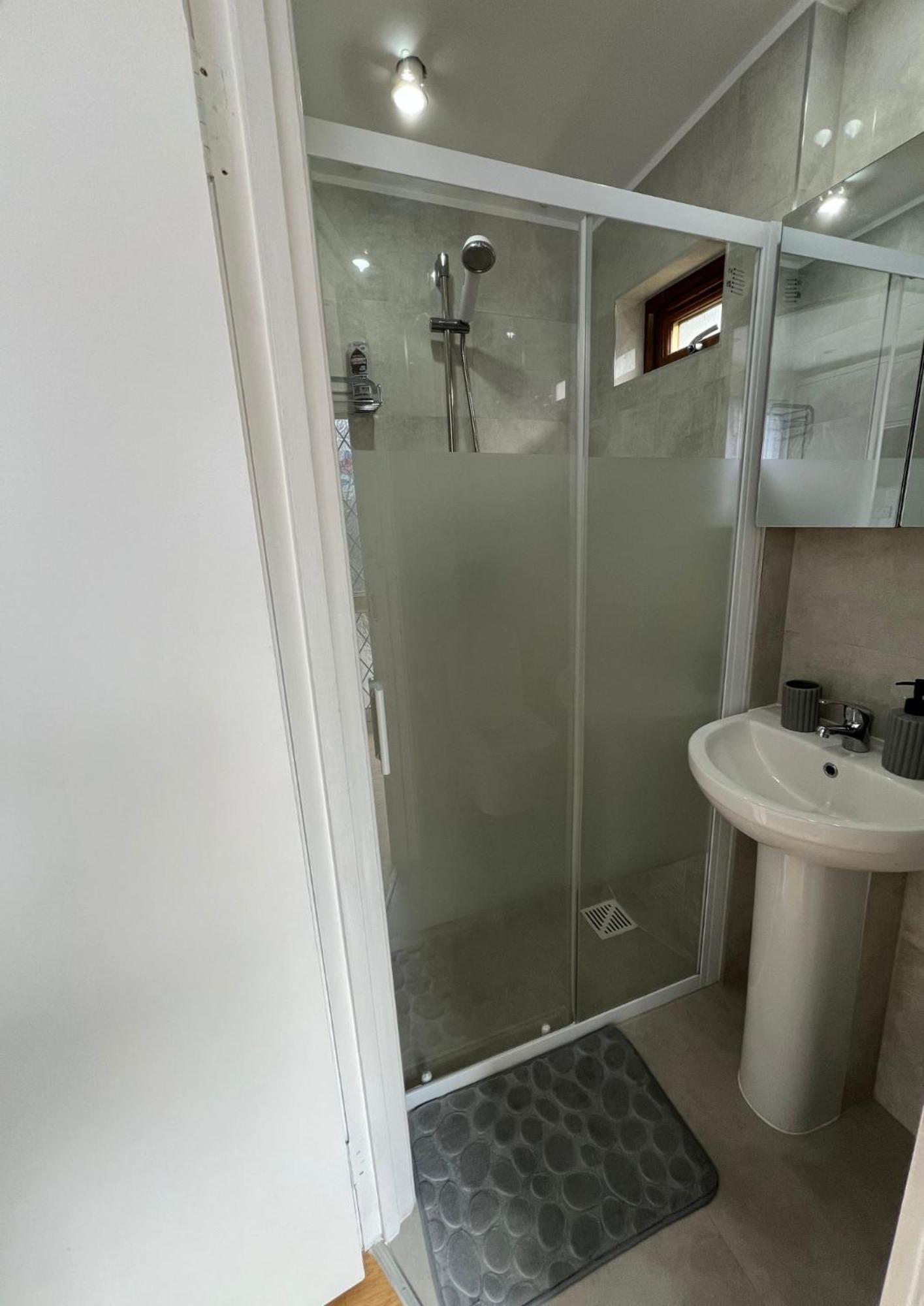 Modern Studio In Greenford, Free Wifi, Parking & Streaming Services Ealing Exterior photo