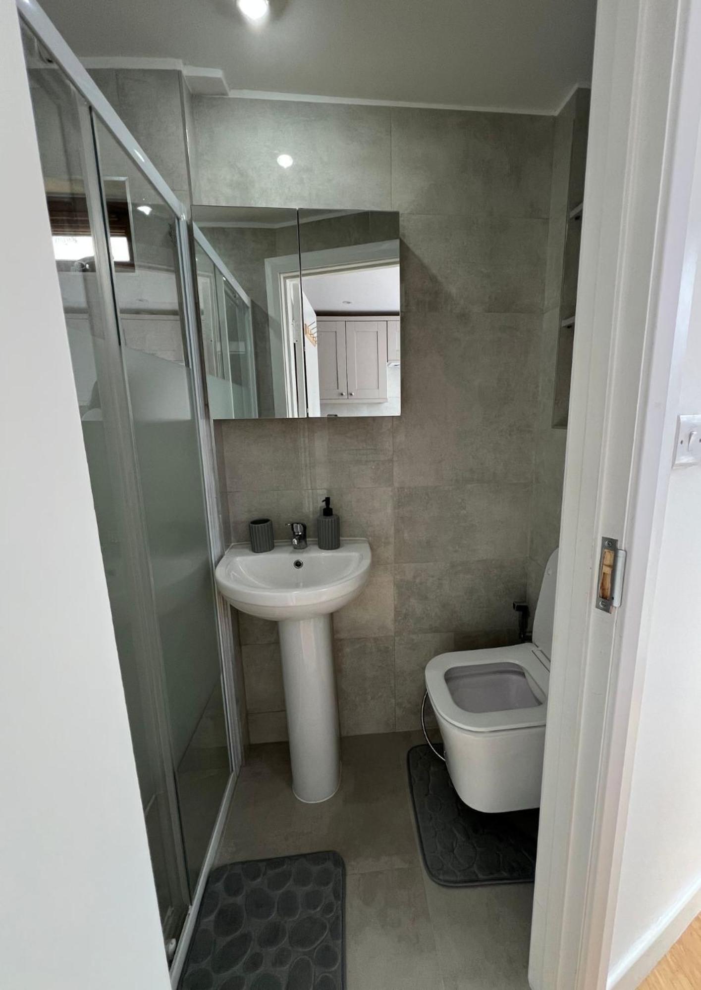 Modern Studio In Greenford, Free Wifi, Parking & Streaming Services Ealing Exterior photo