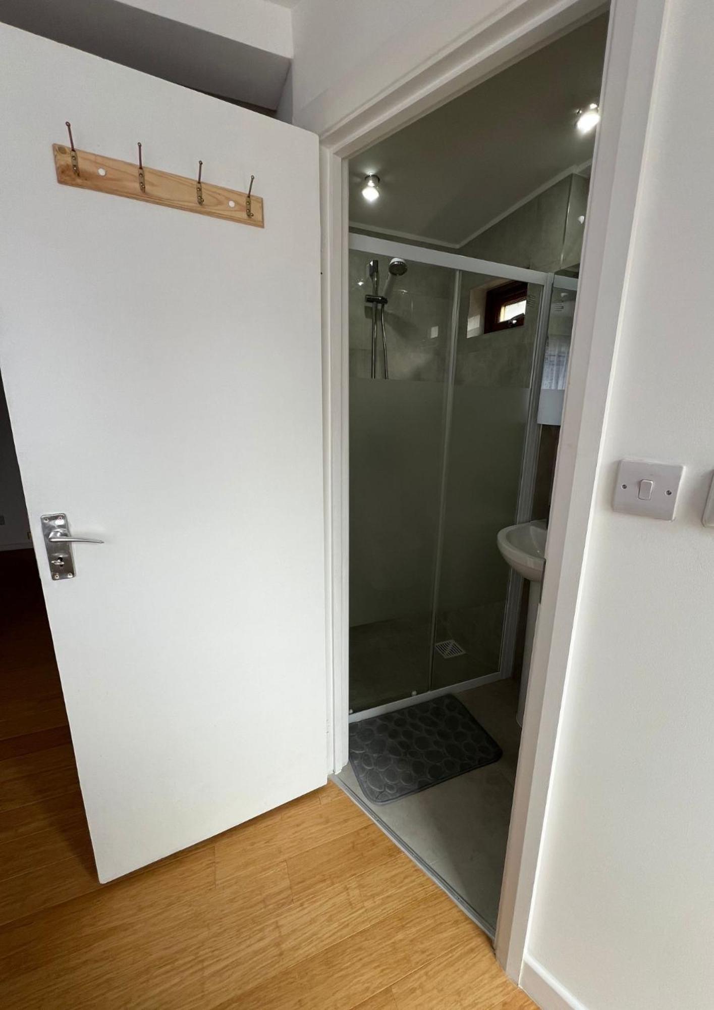 Modern Studio In Greenford, Free Wifi, Parking & Streaming Services Ealing Exterior photo